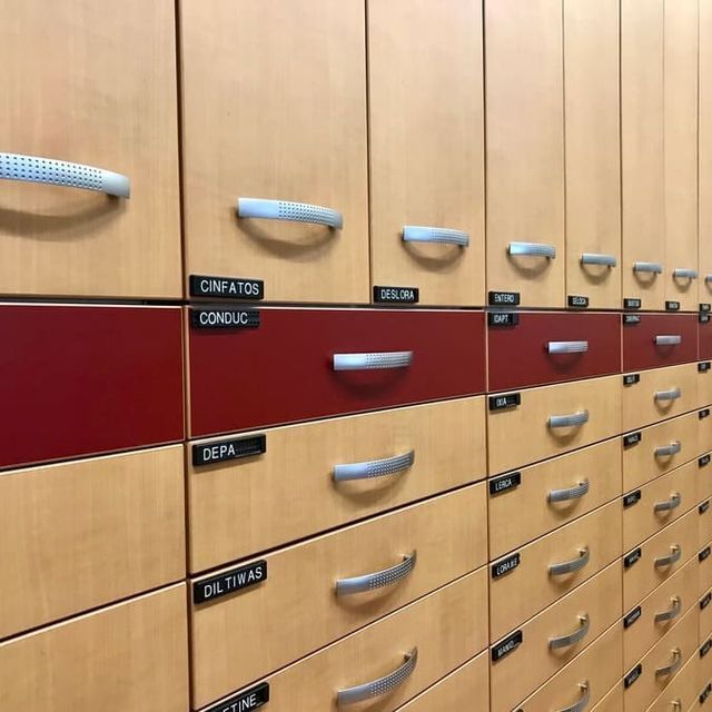 Una fila de cajones de madera con etiquetas, incluida una que dice 