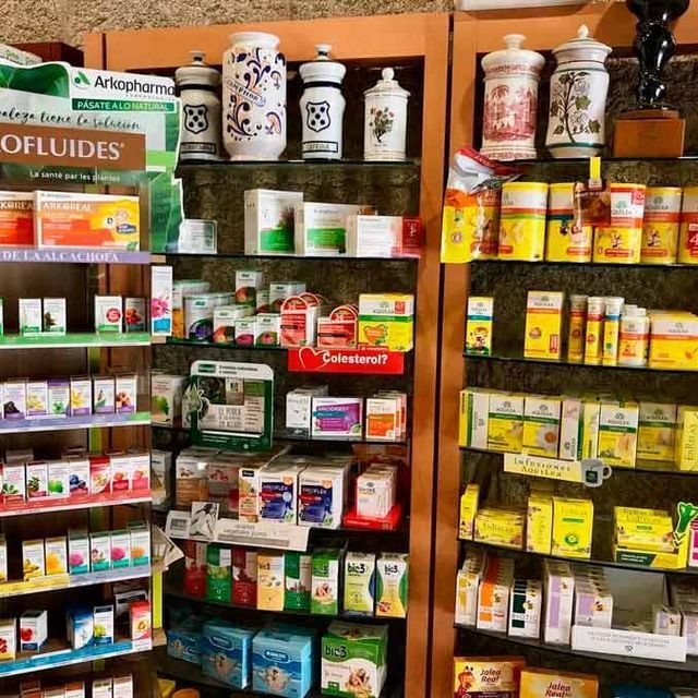 Una farmacia con un cartel que dice 