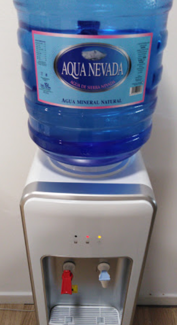Enfriador de agua con botella grande de agua azul etiquetada
