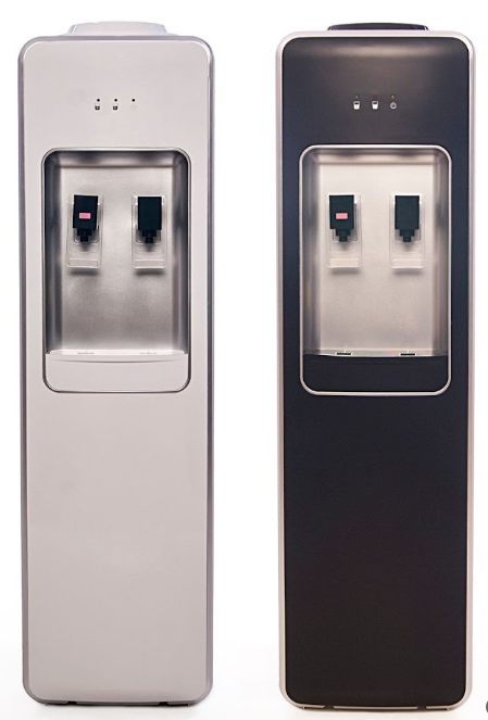 Dos dispensadores de agua altos y rectangulares: uno plateado y otro negro. Cada uno cuenta con dos boquillas dispensadoras y luces indicadoras.