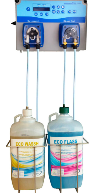 Sistema de dosificación de productos químicos con dos bombas, acopladas a jarras de líquidos “Eco Wash” y “Eco Glass”.