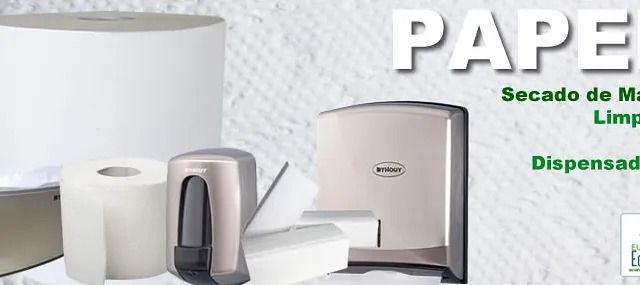 Una imagen de dispensadores de papel higiénico y rollos de papel higiénico.