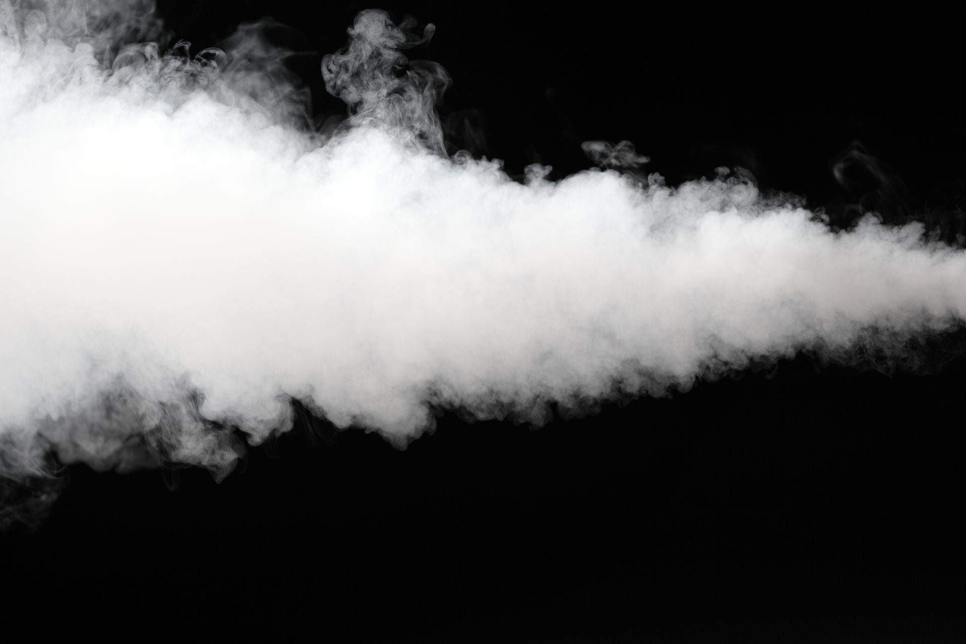 Panache de vapeur blanche sur fond noir.