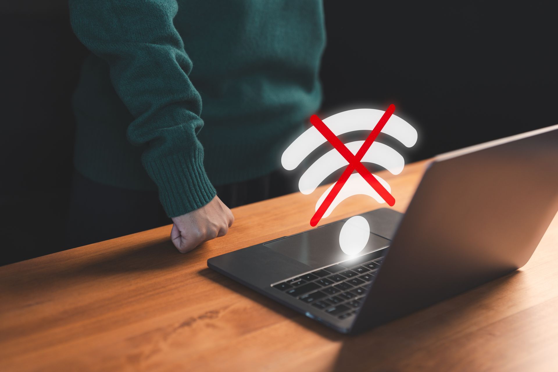 Personne frustrée par son ordinateur portable, symbole Wi-Fi barré.