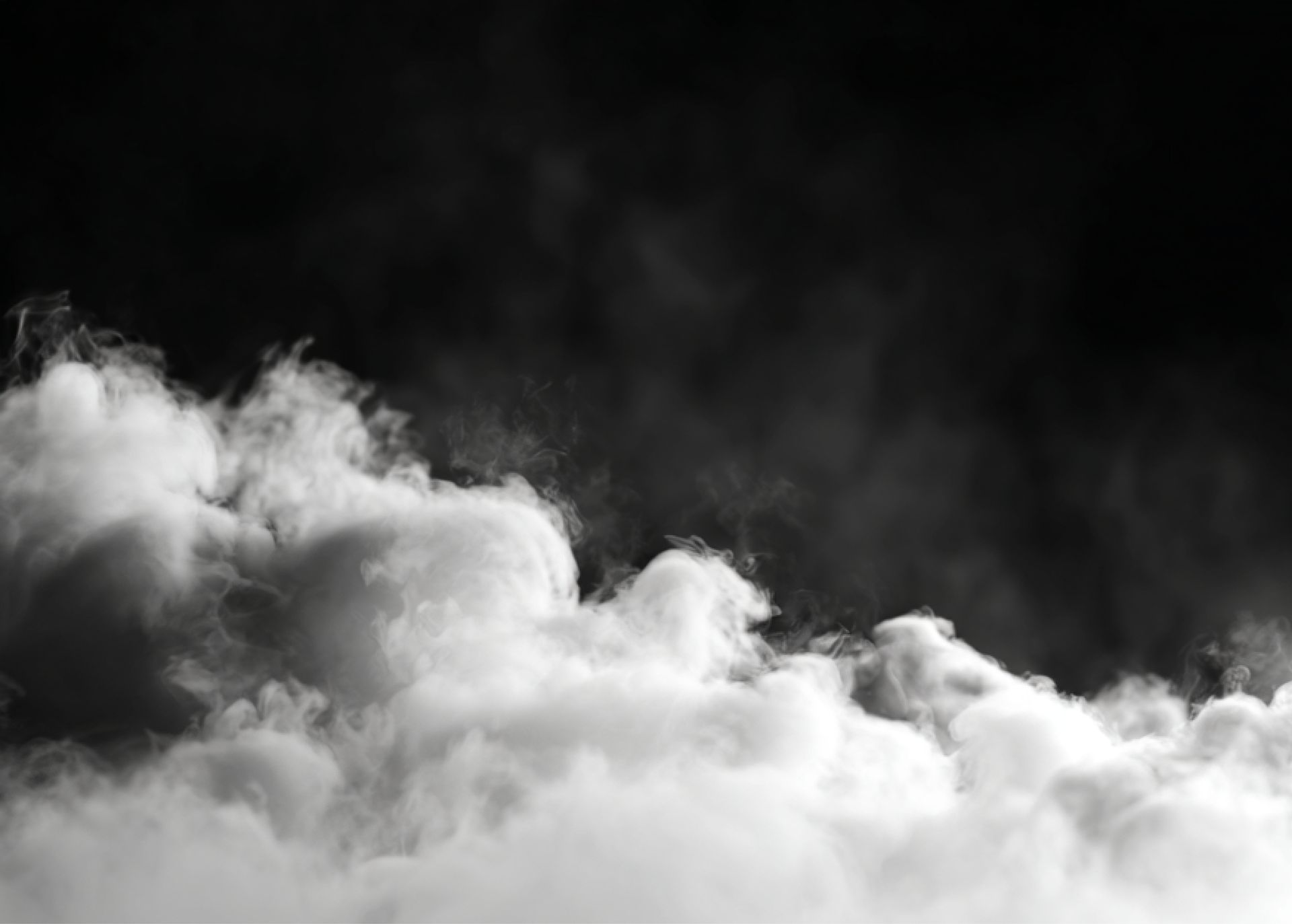 Du brouillard sur un fond sombre, créant un effet brumeux et vaporeux.