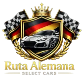 Logotipo de Ruta Alemana Select Cars con un coche deportivo plateado, una corona dorada y banderas a cuadros sobre un escudo negro y rojo.