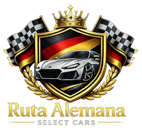 Logotipo de Ruta Alemana Select Cars con un coche deportivo plateado, una corona dorada y banderas a cuadros sobre un escudo negro y rojo.