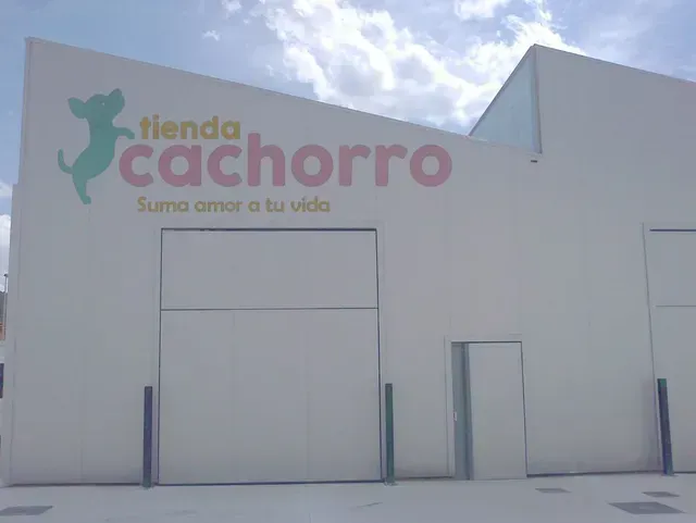 Edificio blanco con letrero de