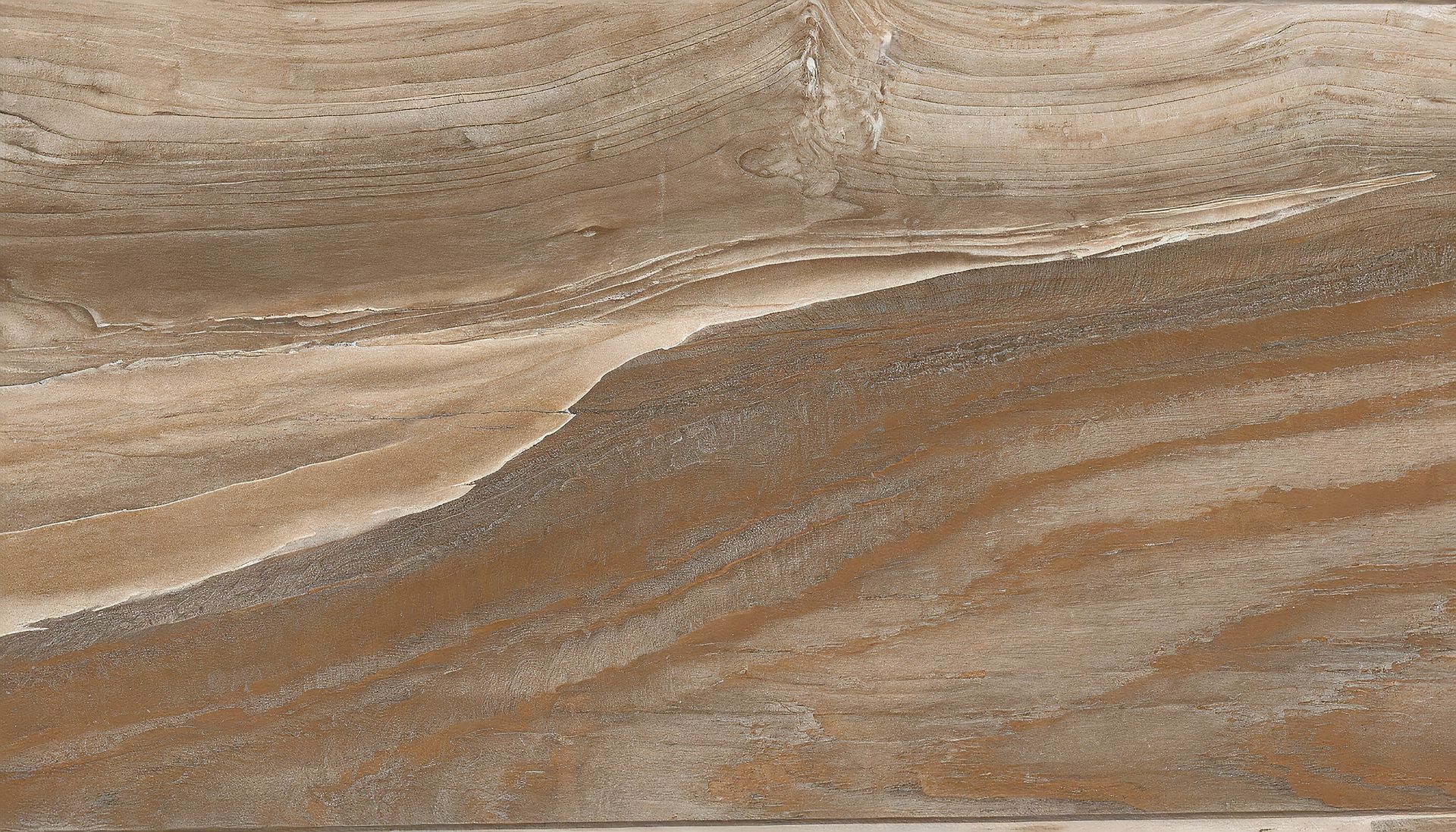 Carrelage en pierre marron et beige avec des motifs fluides et superposés.