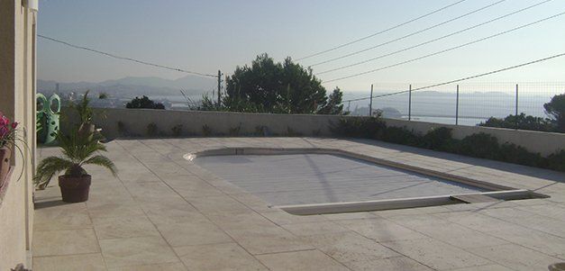 Piscine avec une bâche