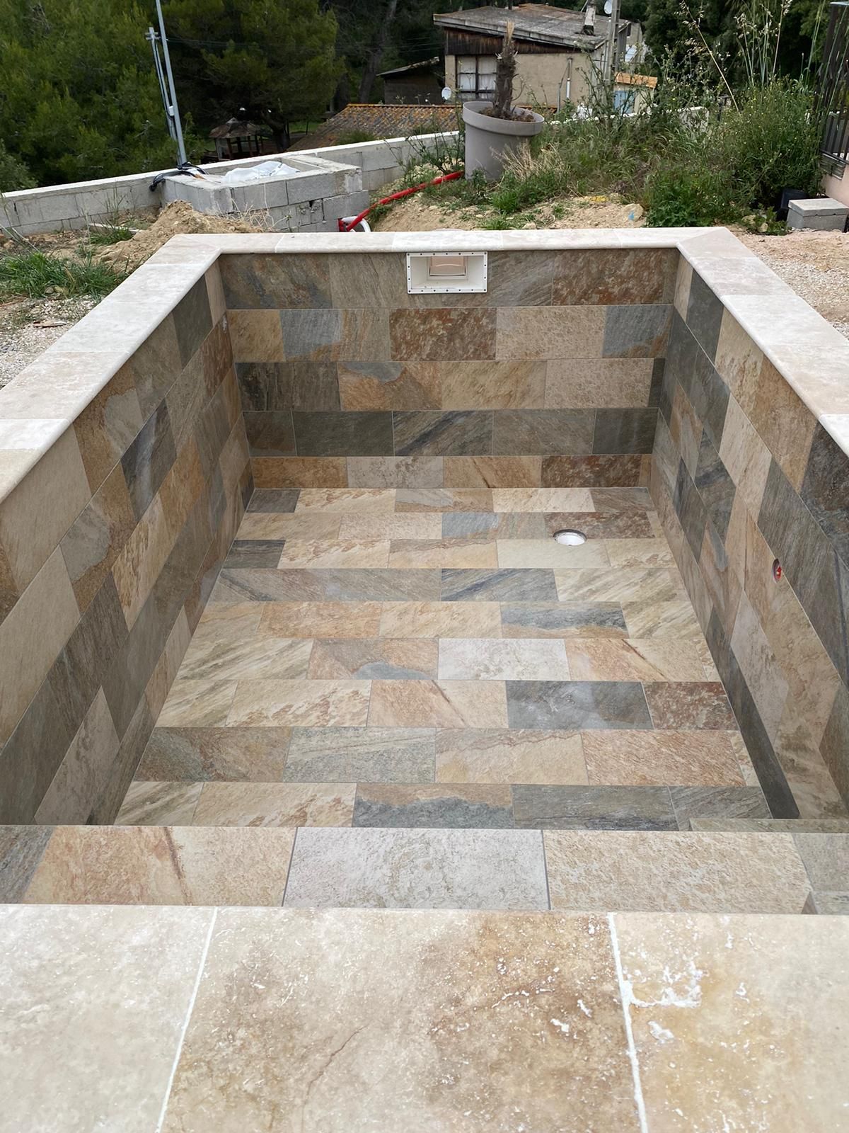 Piscine en béton sans eau