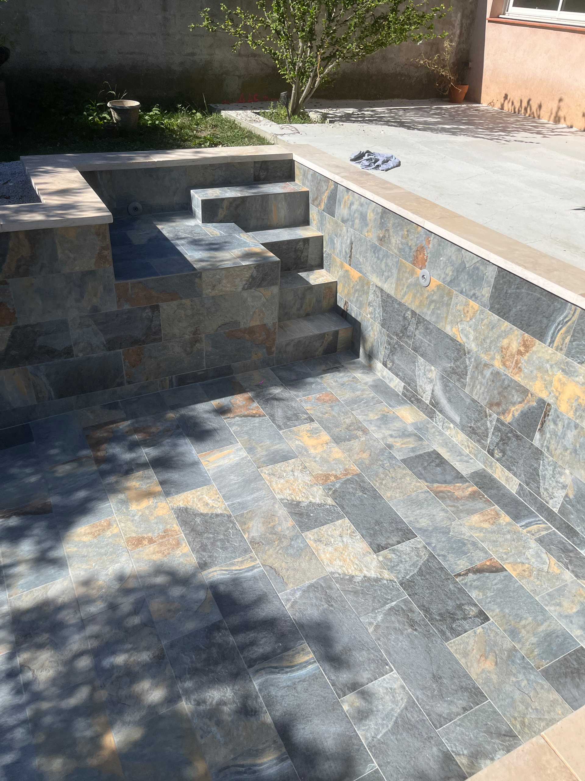 Marches d'une piscine en béton