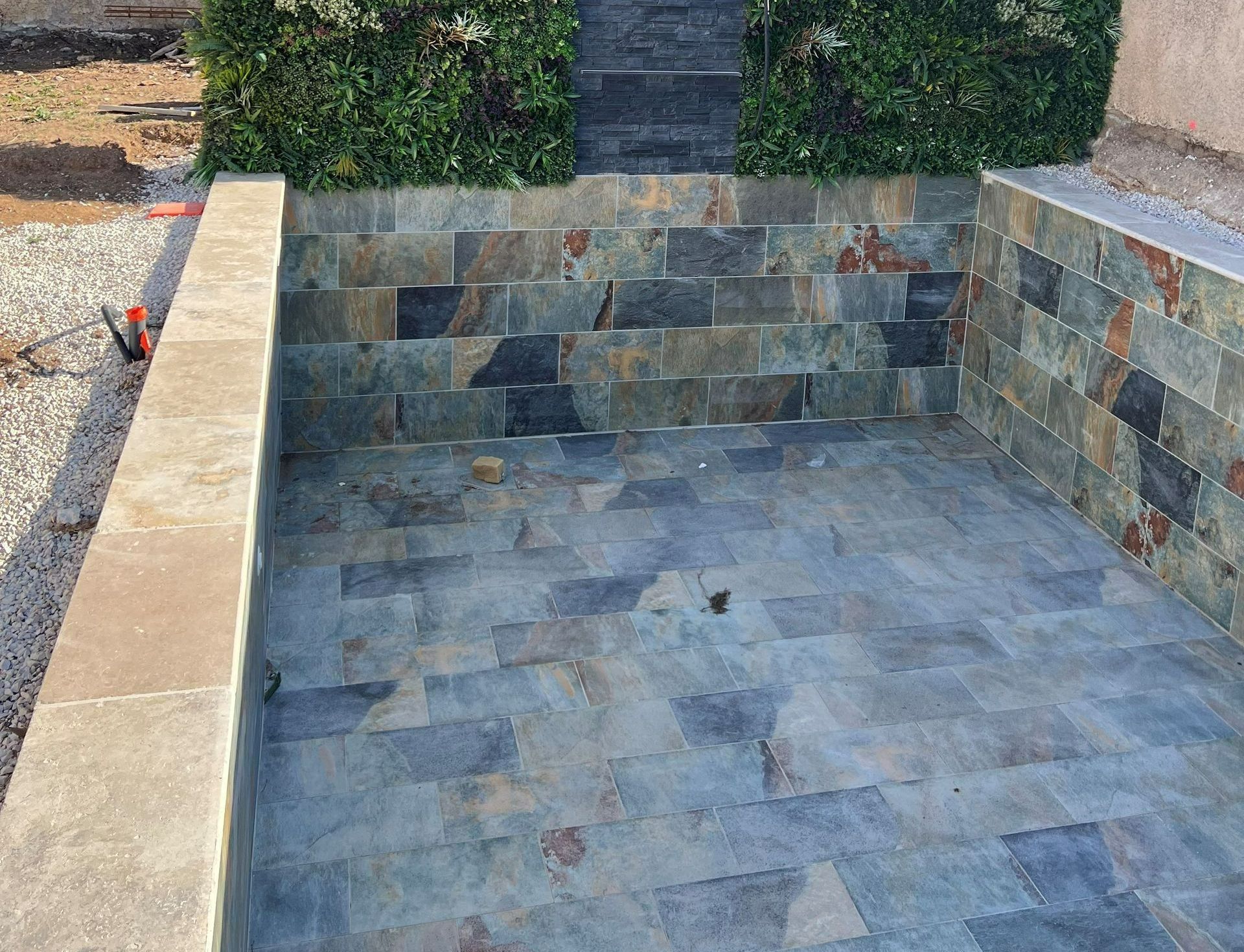 Piscine avec une petite haie