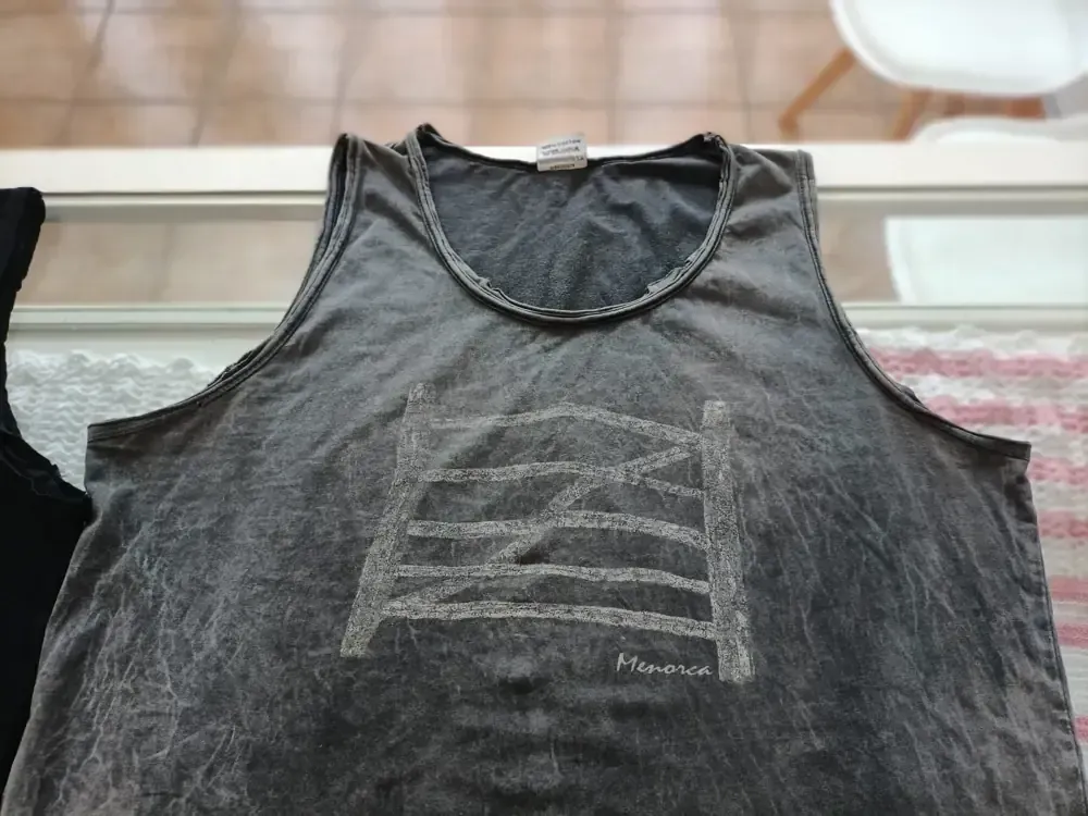 Una camiseta sin mangas de color gris con un estampado gráfico de una puerta en color claro en la parte delantera.
