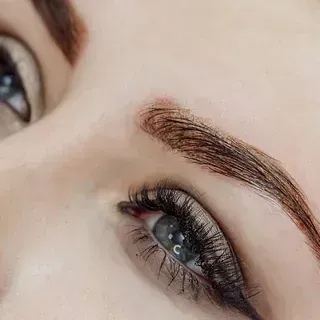 Un primer plano del ojo de una mujer con pestañas largas.