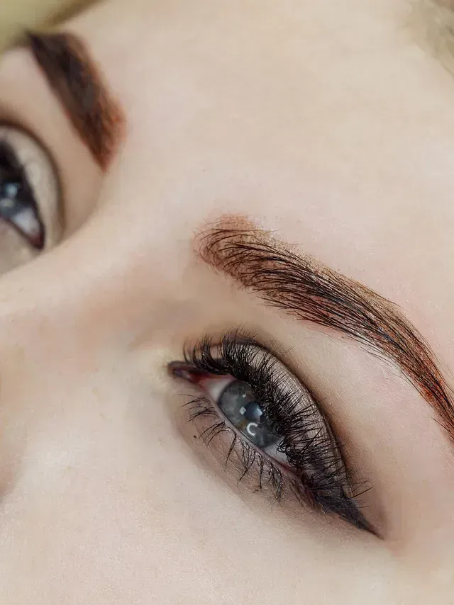 Un primer plano del ojo de una mujer con pestañas largas.