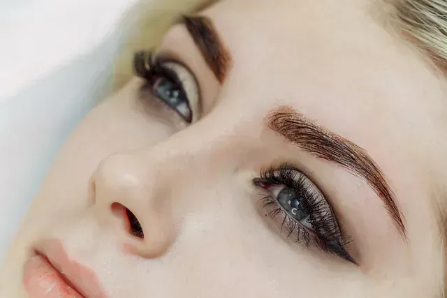 Un primer plano del rostro de una mujer con maquillaje.