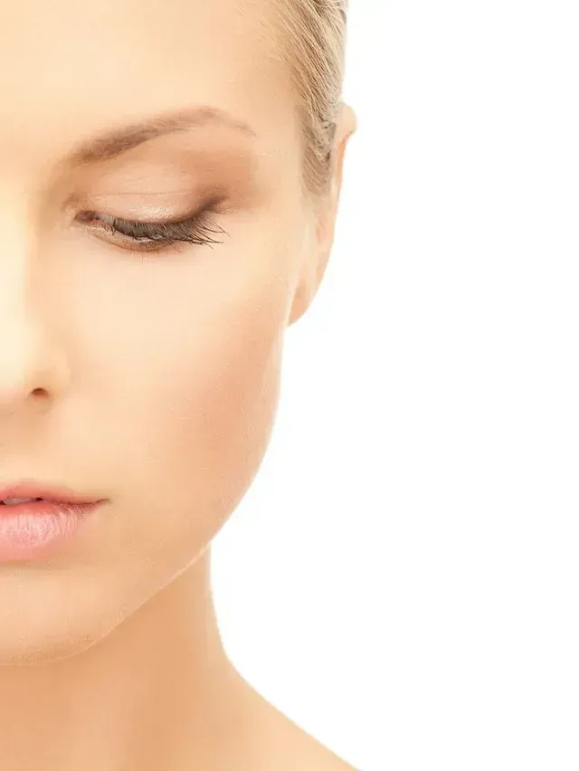 Un primer plano del rostro de una mujer con los ojos cerrados.