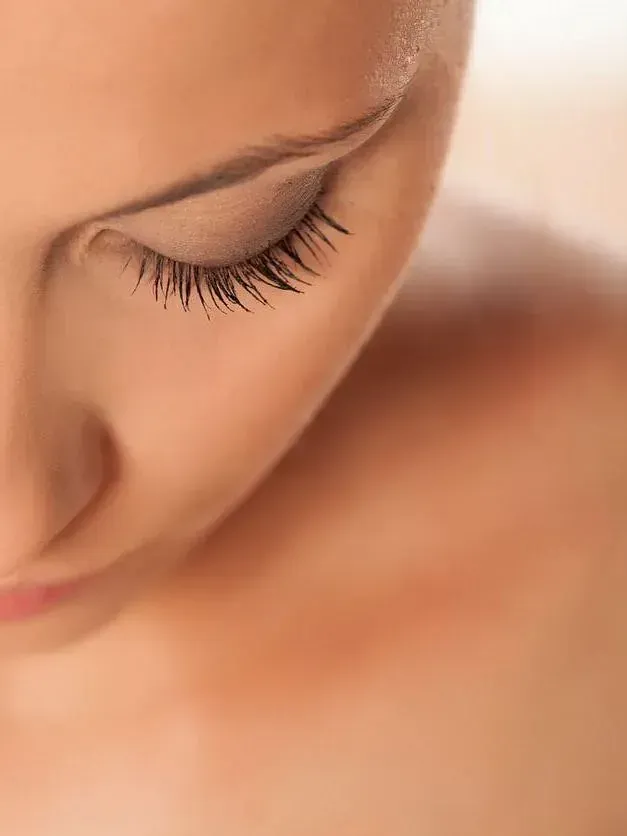 Un primer plano del rostro de una mujer con los ojos cerrados.