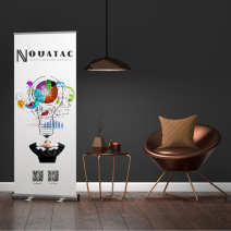 Una habitación con una silla, una mesa y una pancarta que dice Novatac.