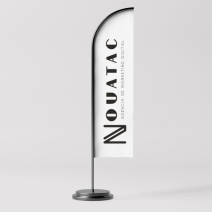 Una bandera blanca con la palabra nouatac en ella