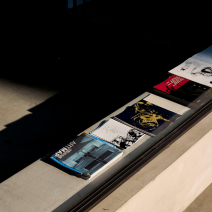 Una fila de libros en un estante con uno que dice 