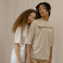 Un hombre y una mujer posan para una foto y el hombre lleva una camiseta de Nouatac.