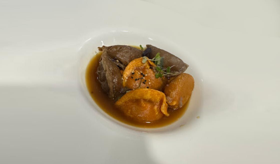 Un primer plano de un plato de comida sobre una mesa.