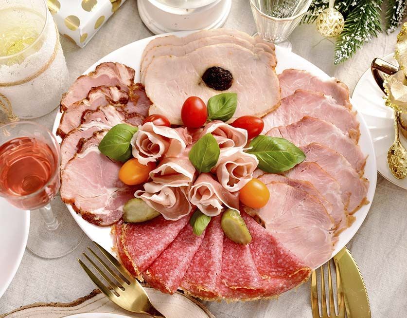 Un plato de carnes y verduras en una mesa