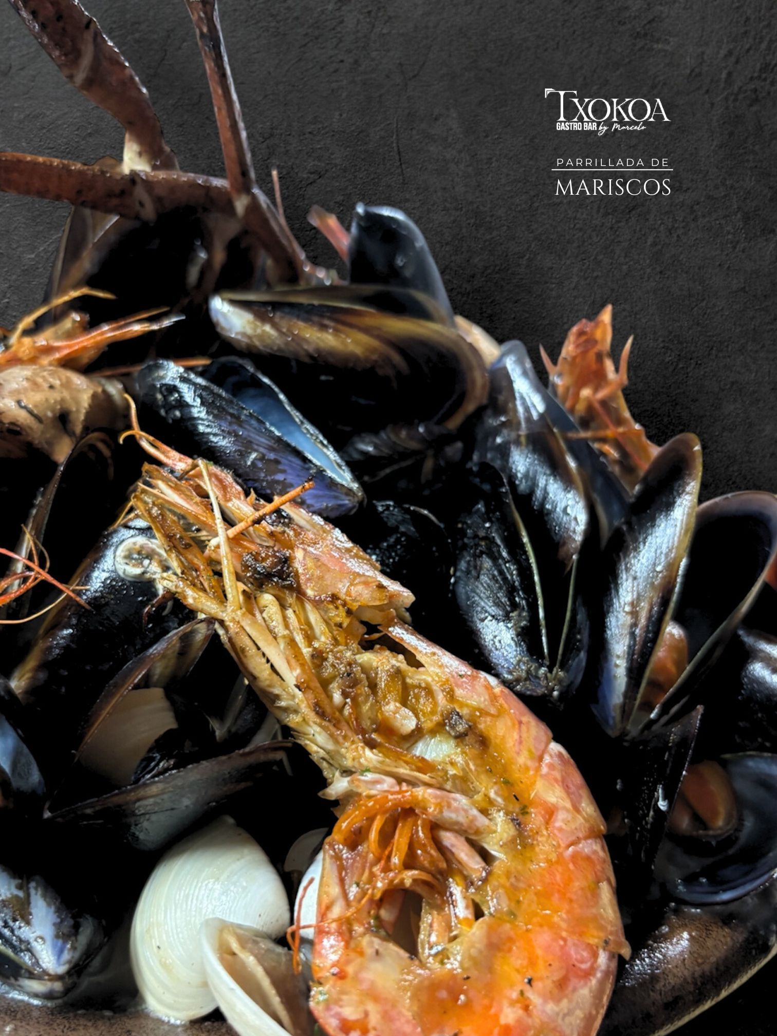 Hervido de mariscos: mejillones, camarones y crustáceos, fondo oscuro.