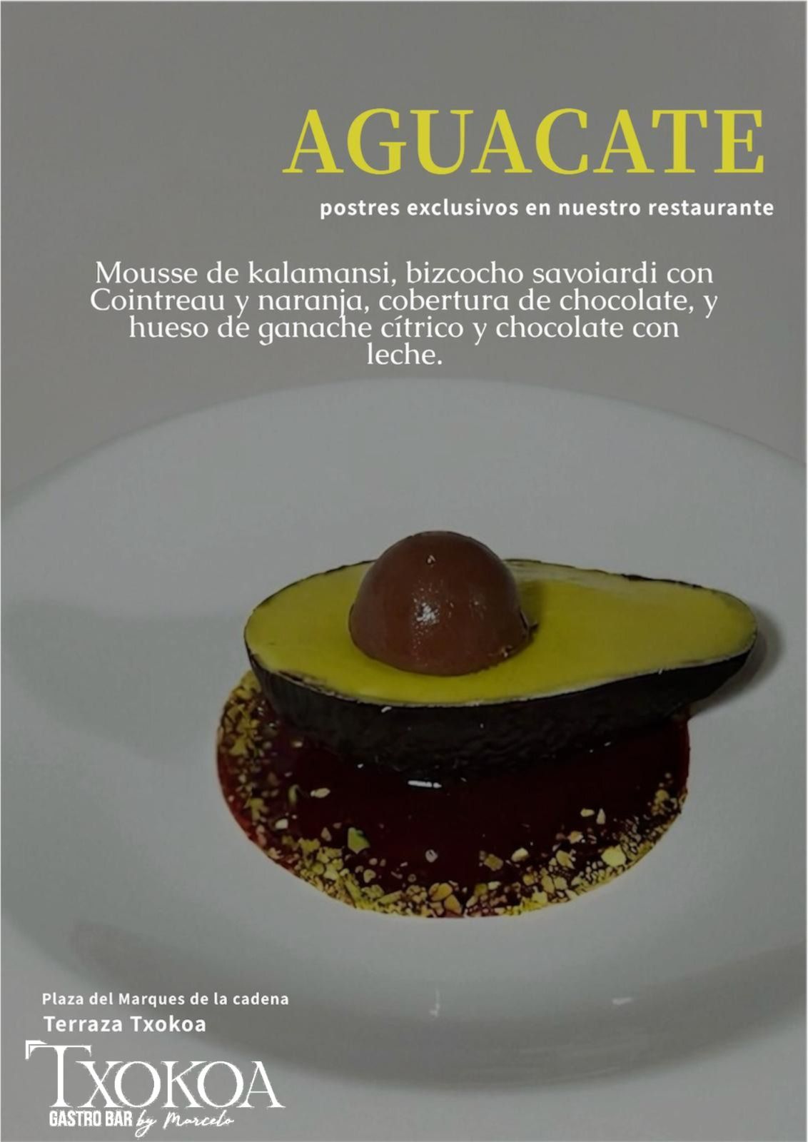 Postre con forma de aguacate en un plato blanco. Incluye texto: