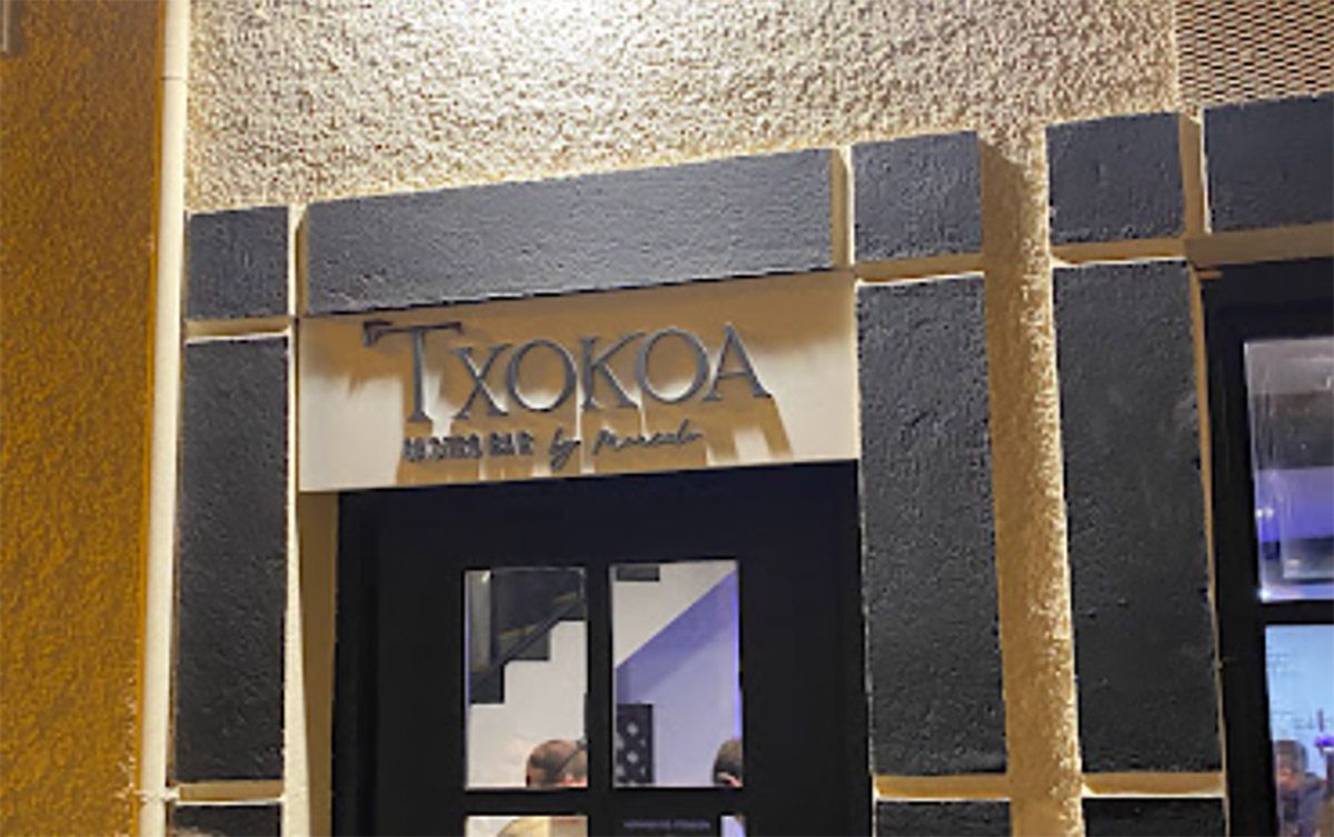 Un edificio con un cartel que dice 'txokoa'