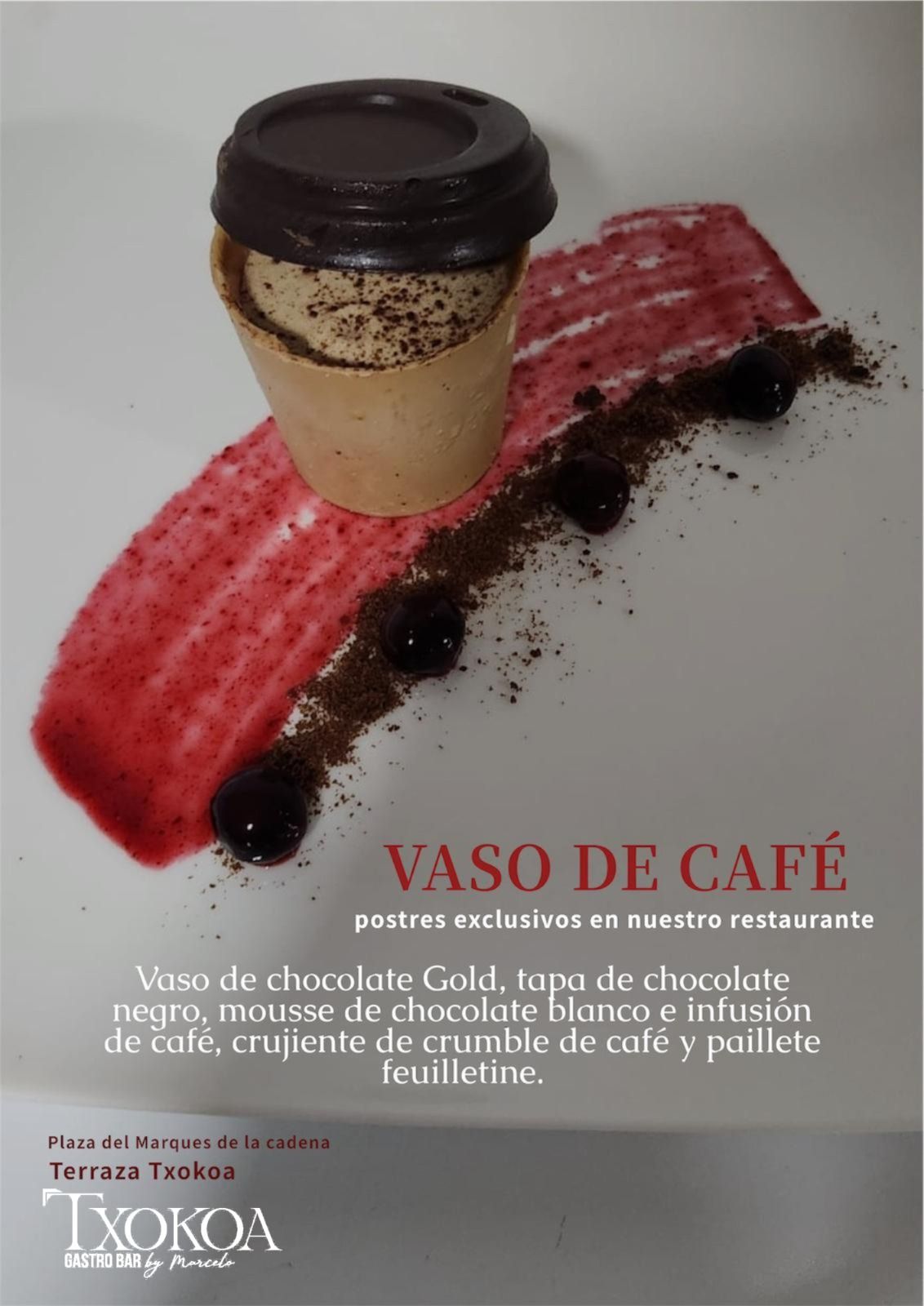 Postre: Taza de café de chocolate con salsa roja, crumble de chocolate y cerezas en un plato blanco.