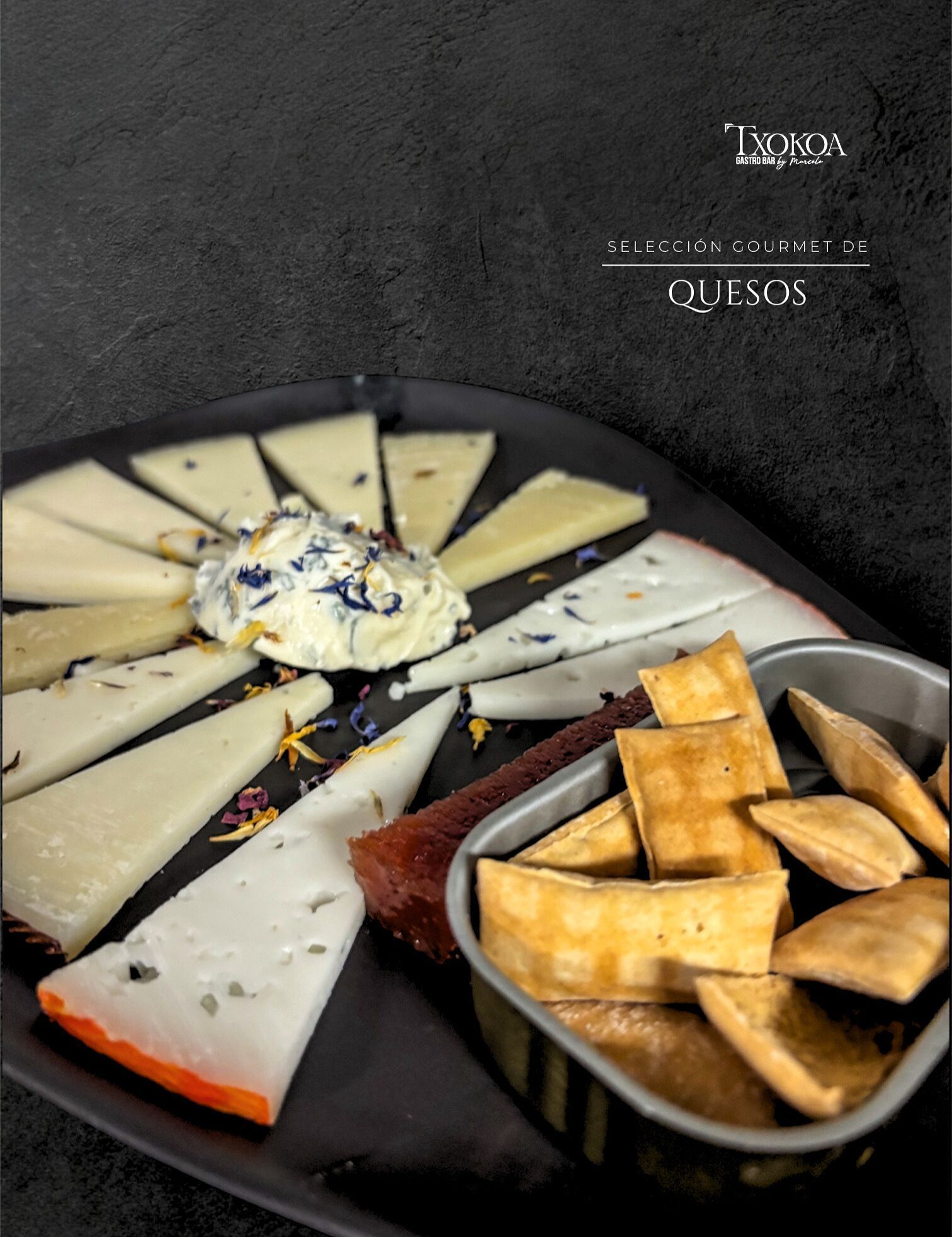 Tabla de quesos con gajos variados, galletas y pasta.