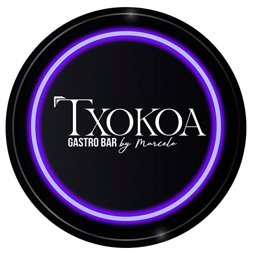 Logotipo para Txokoa Gastro Bar dise&ntilde;ado por Marcelo, presenta un c&iacute;rculo negro con un anillo de ne&oacute;n morado y texto blanco.