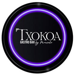 Logotipo para Txokoa Gastro Bar diseñado por Marcelo, presenta un círculo negro con un anillo de neón morado y texto blanco.