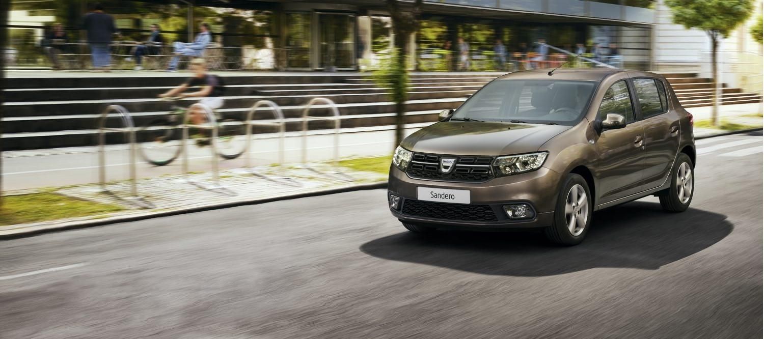 Une Dacia Sandero circule en plein centre-ville.