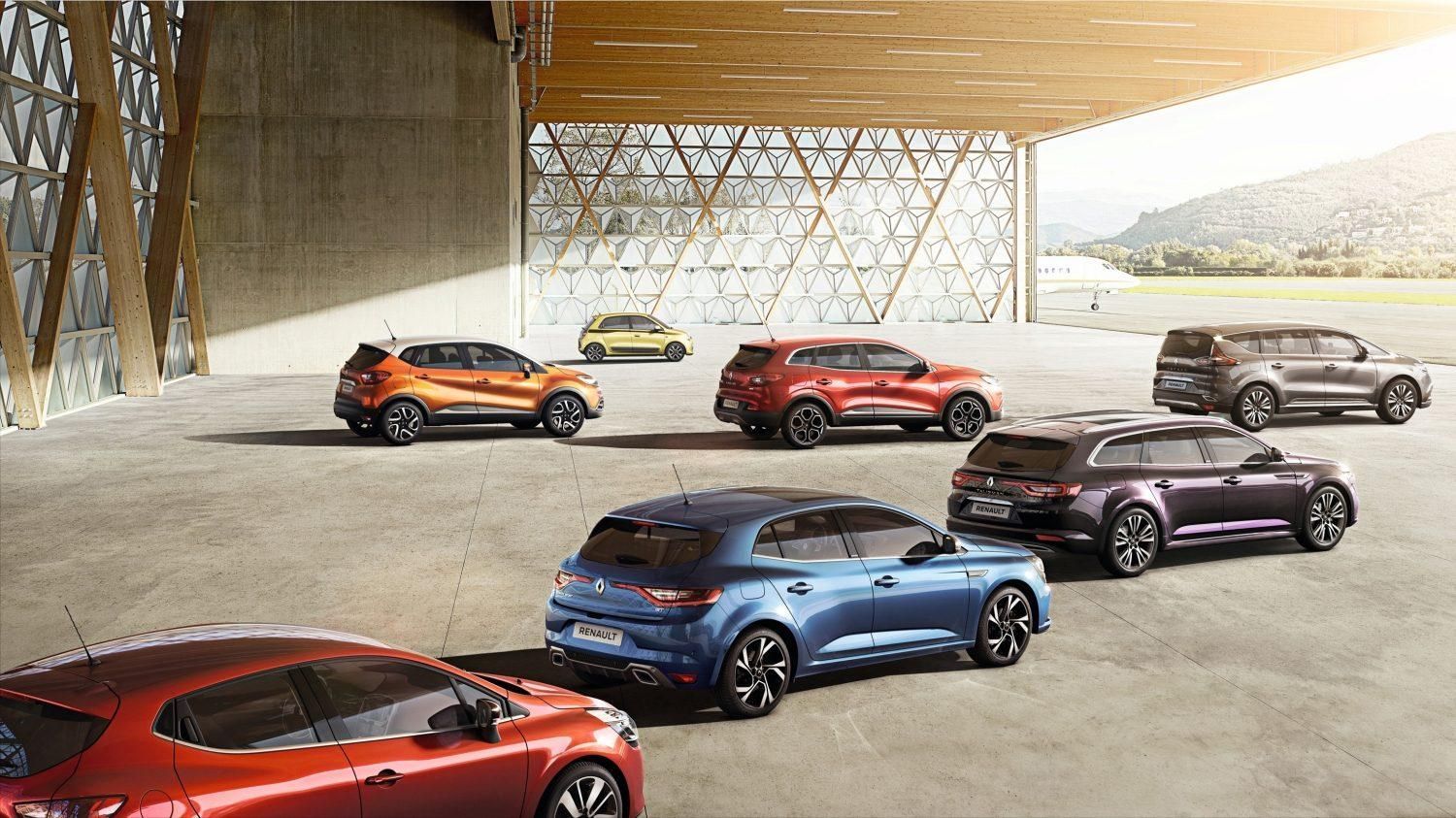 Sept SUV compacts Renault dans un hangar.