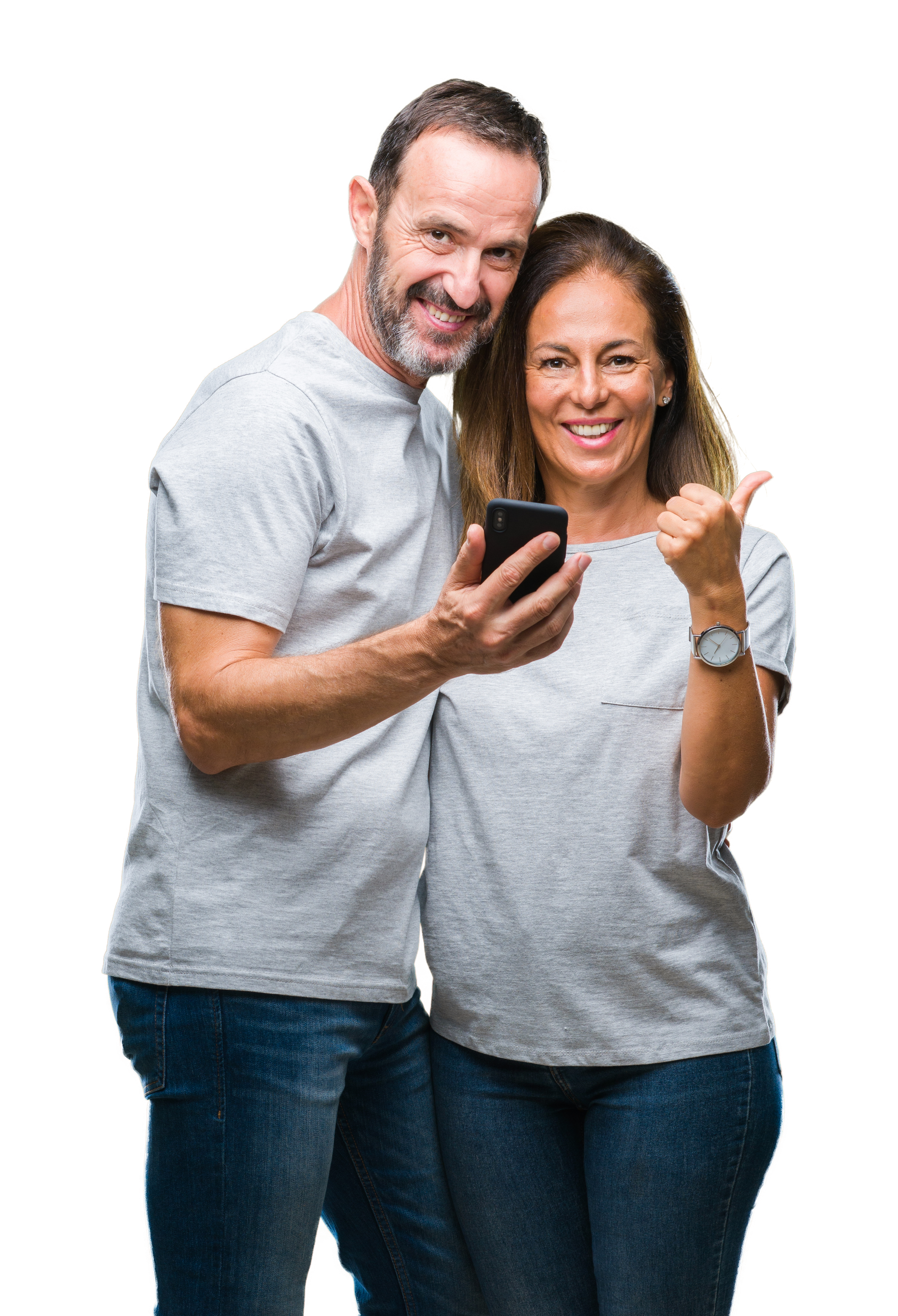 Un homme et une femme, souriants, regardent un smartphone.