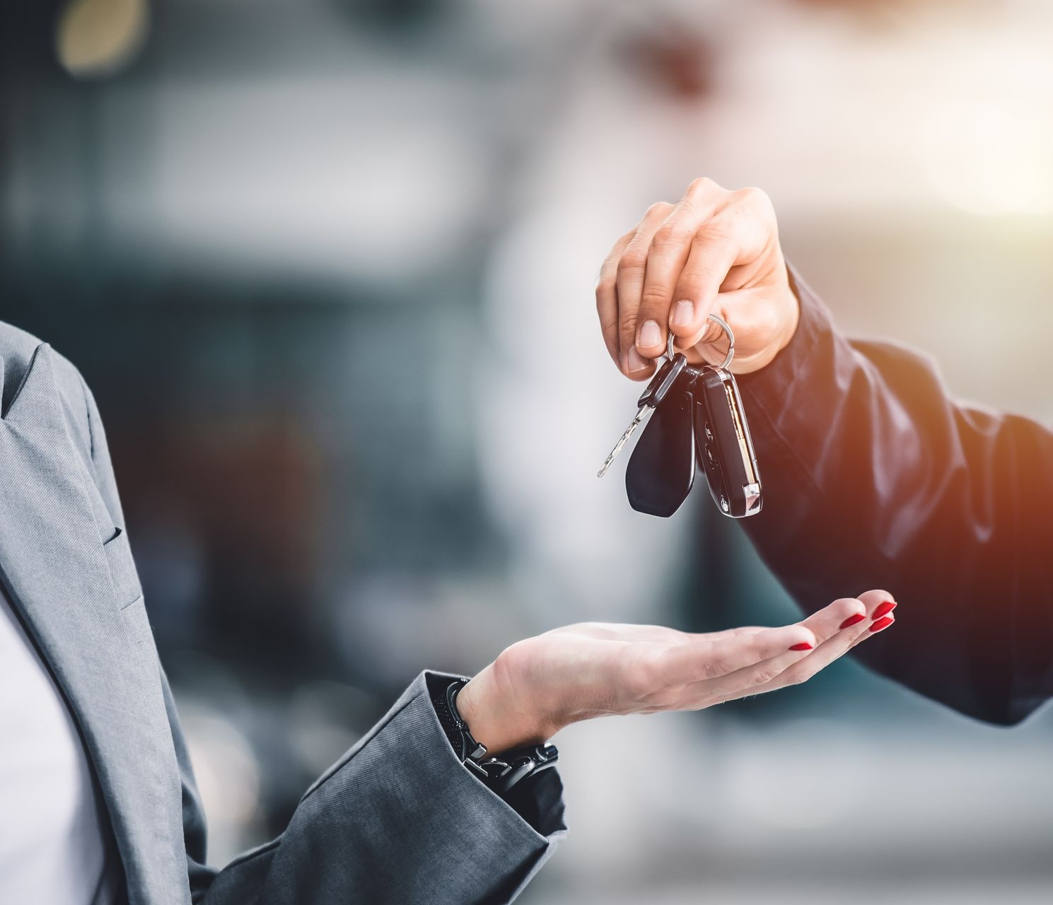 Remise de clés après l'achat d'une voiture.
