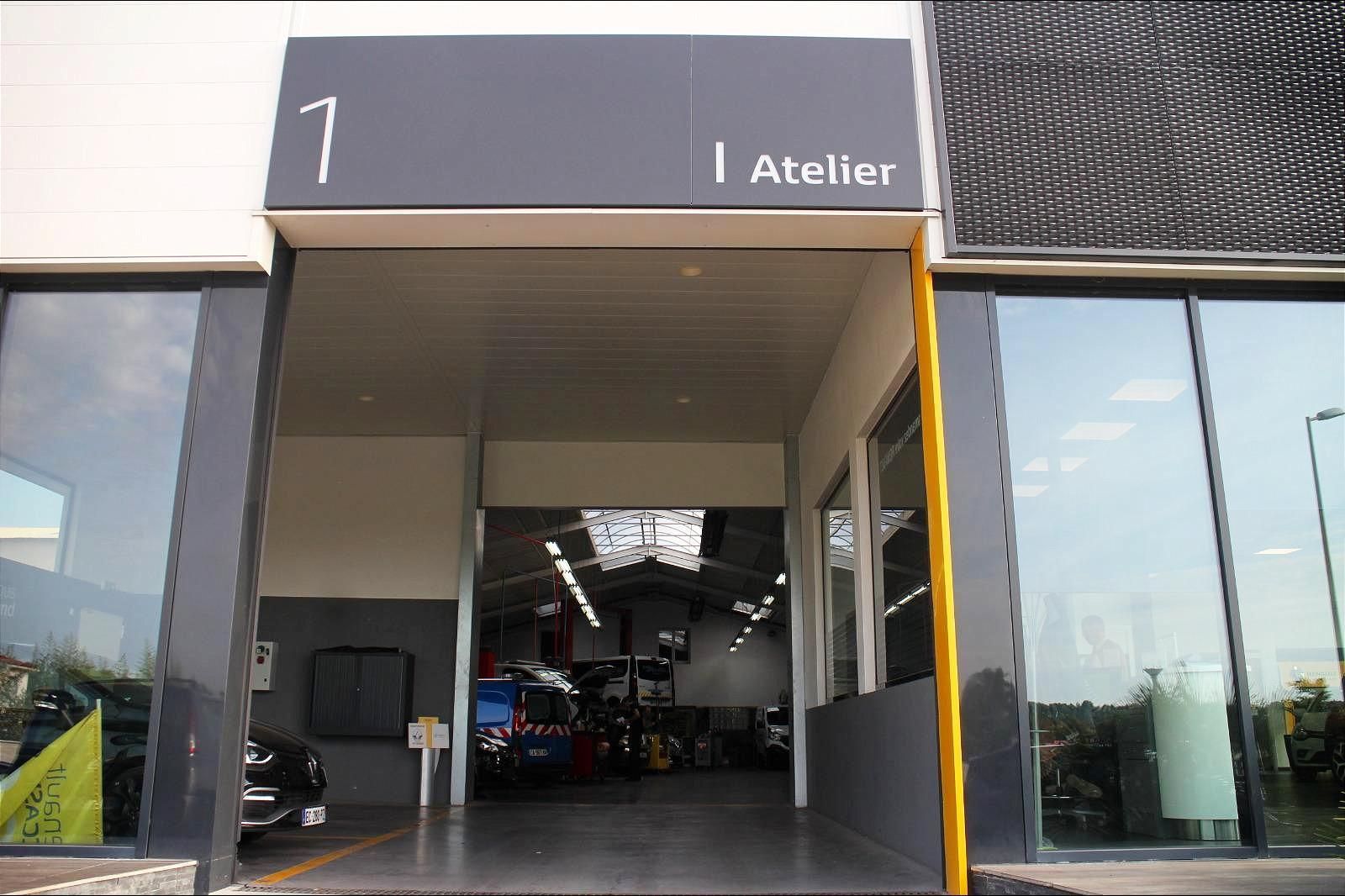 Entrée d'un atelier automobile Renault.