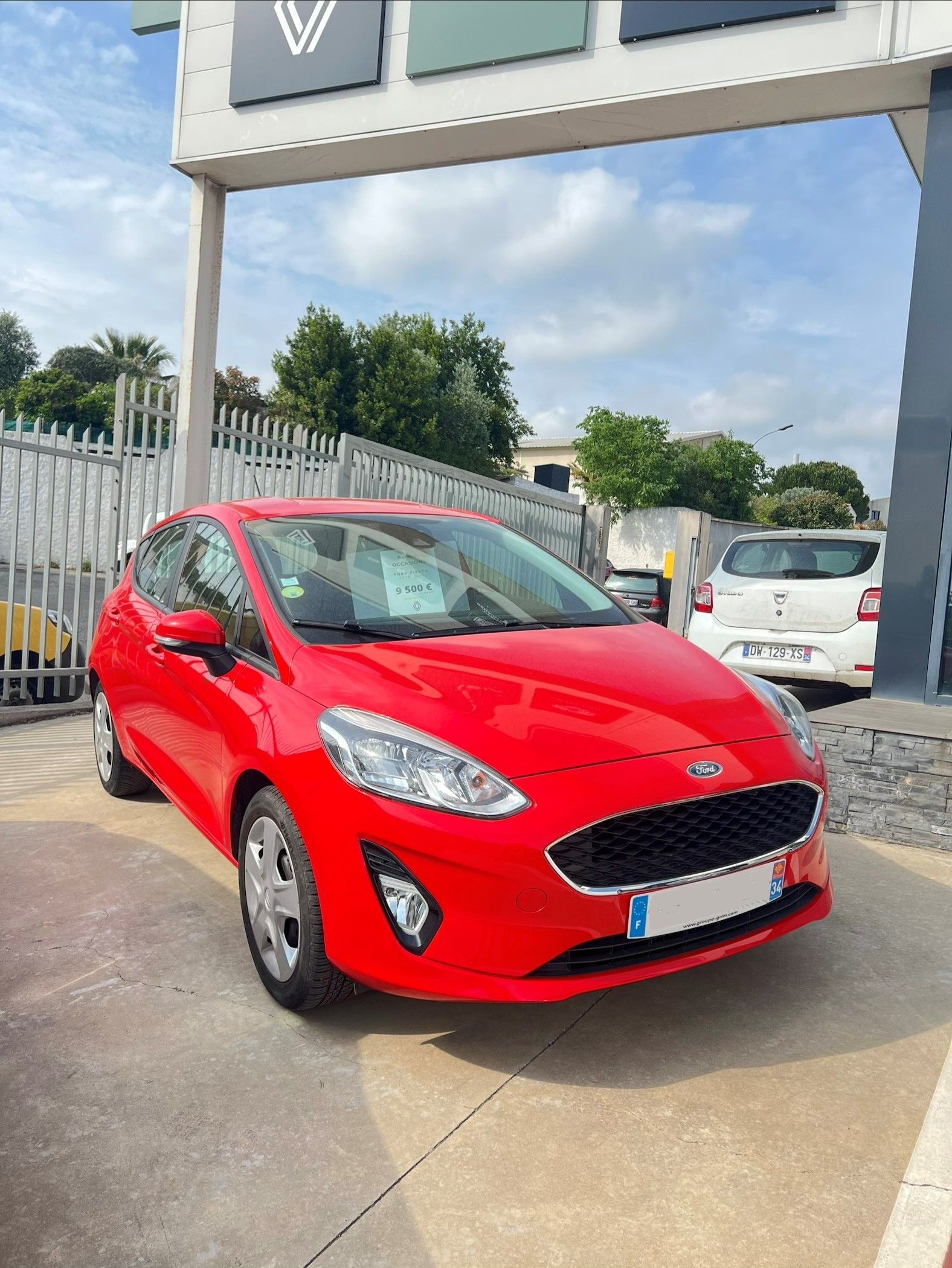 Ford Fiesta rouge garée à l'extérieur de la concession Renault Dacia au Crès.