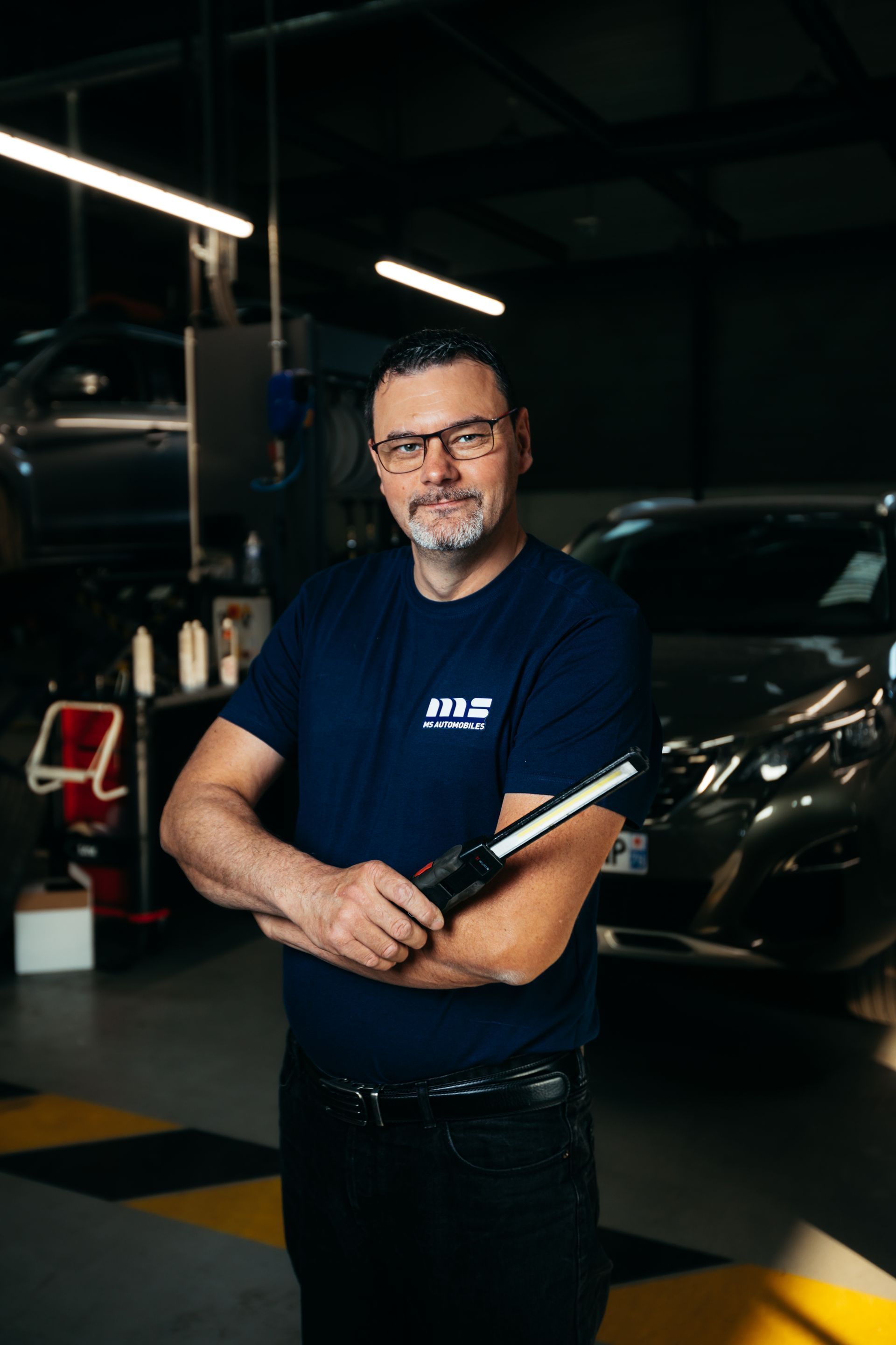 Photo portrait d'un mécanicien du garage