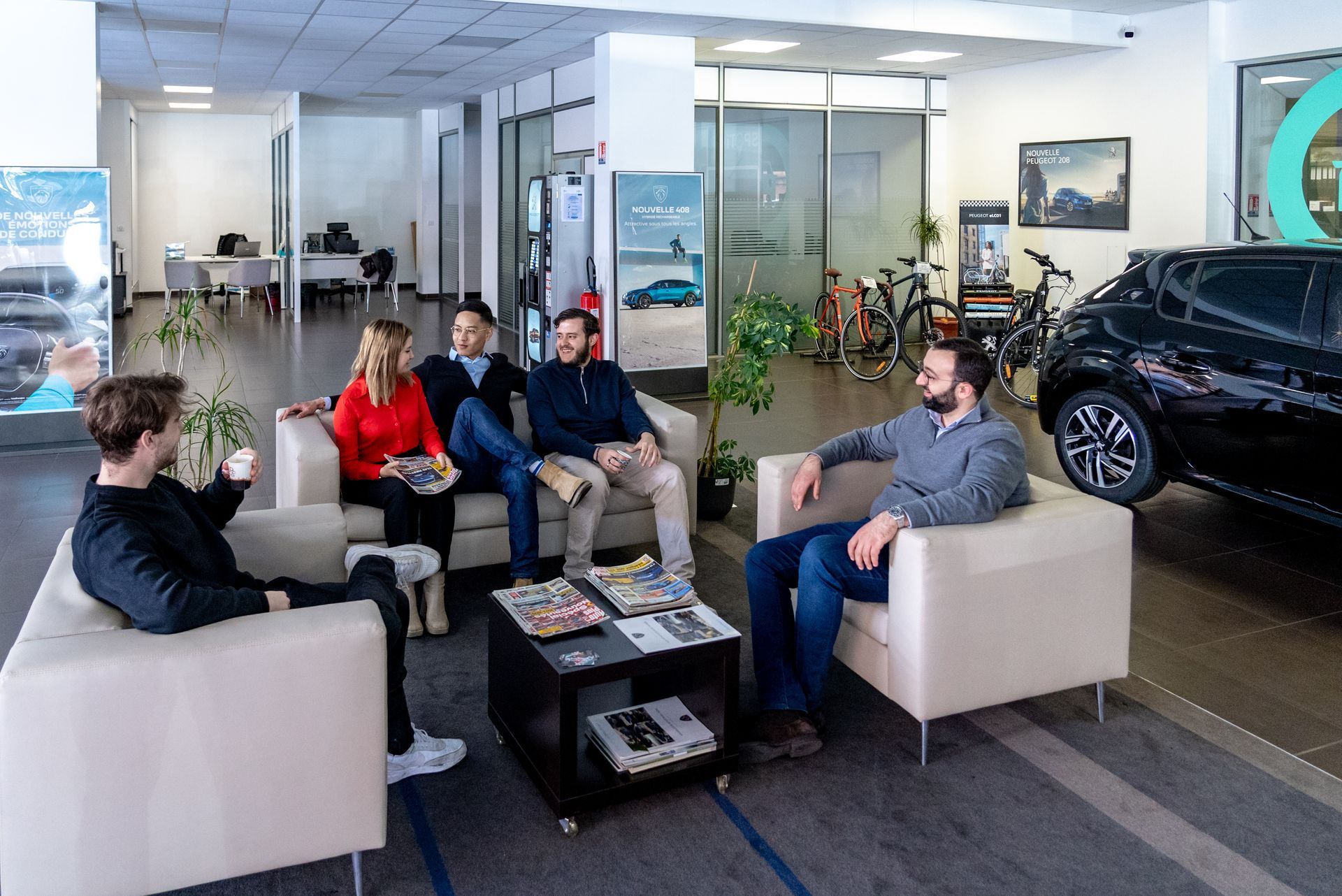 L'équipe du garage en train de discuter, assis sur les canapés