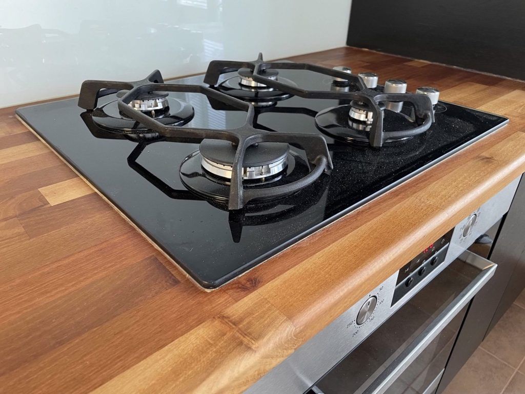 Keittiön välitilan laatoitus ja integroidut kodinkoneet asennettuna.