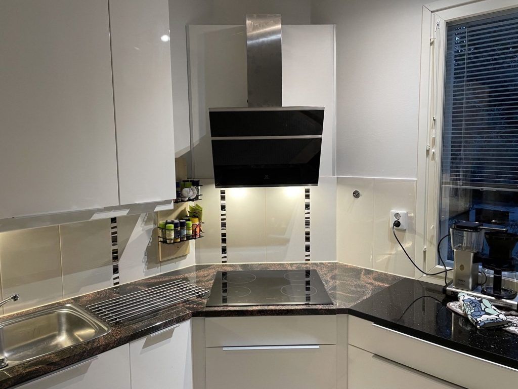 Täydellinen keittiöremontti ja uusien kaapistojen asennus Espoossa.