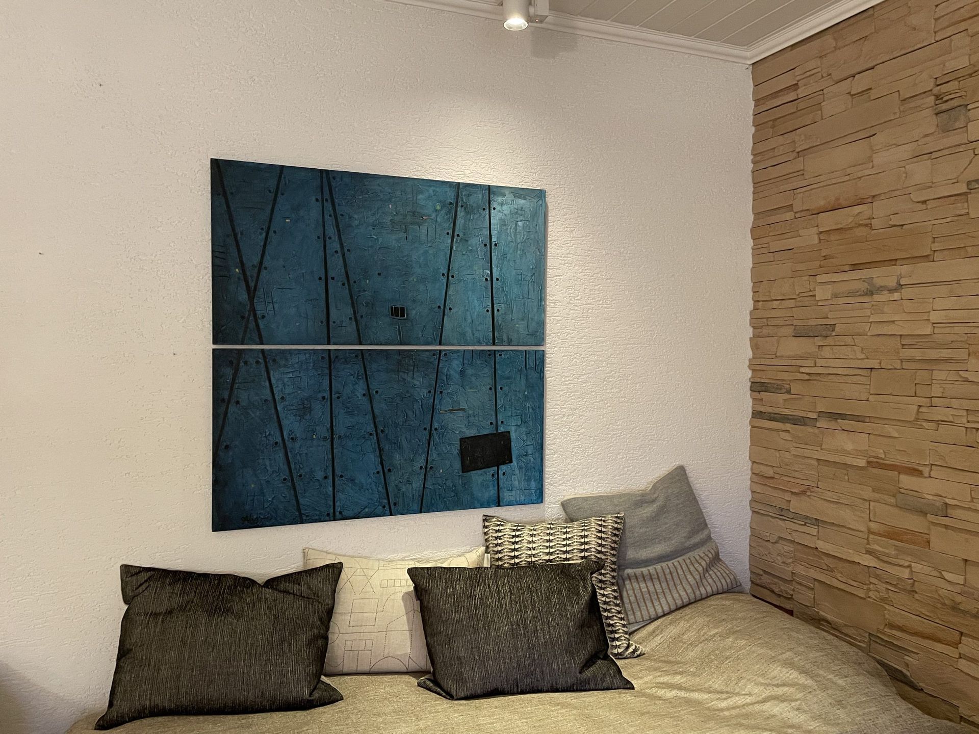 Huoneen seinien tasoitus ja maalaus modernilla sävyllä osana pintaremonttia.