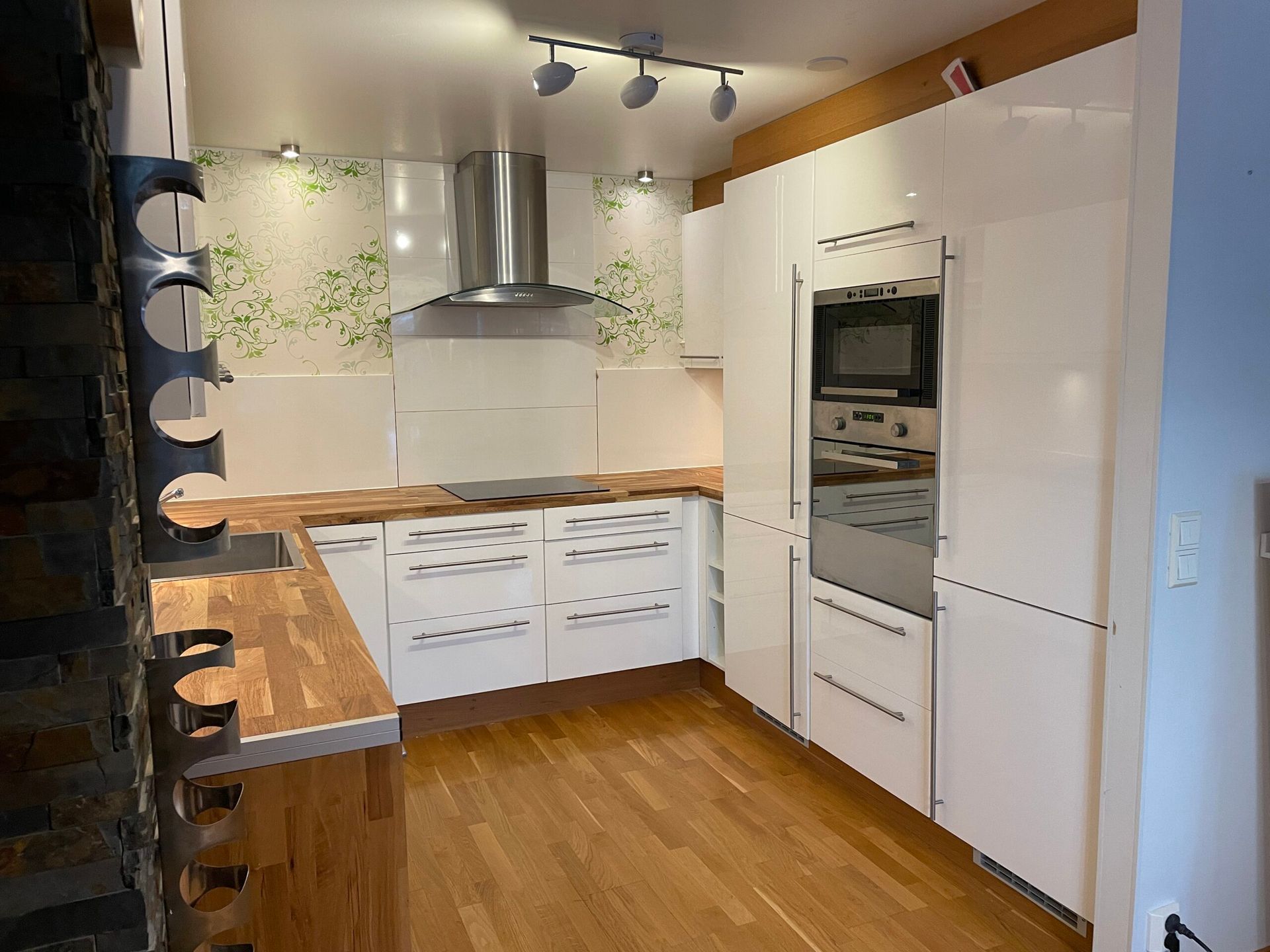 Täydellinen keittiöremontti ja uusien kaapistojen asennus Vantaalla.