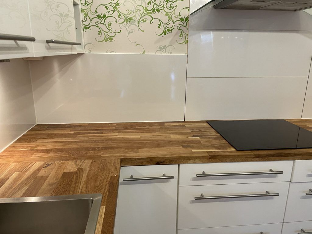 Moderni ja valoisa keittiö ammattilaisen toteuttaman remontin jälkeen.