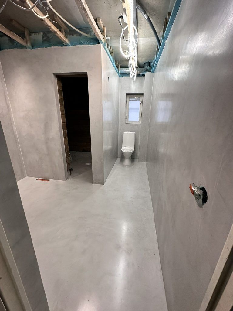 Sertifioitu märkätilan vedeneristys ja lattiakaivon asennus.